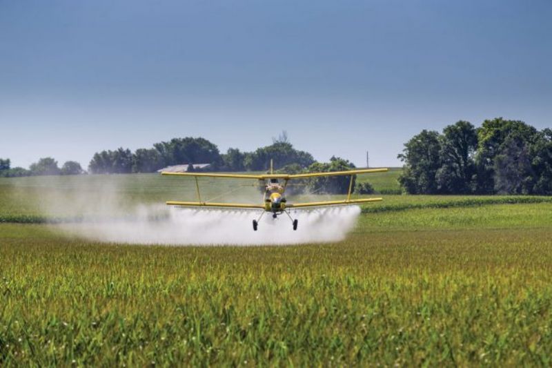 Inconstitucional, projeto que proíbe a pulverização aérea no Paraná segue na Assembleia