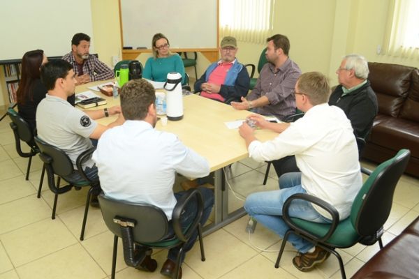 Organizadores definem detalhes do Simp&oacute;sio Regional do Leite 
