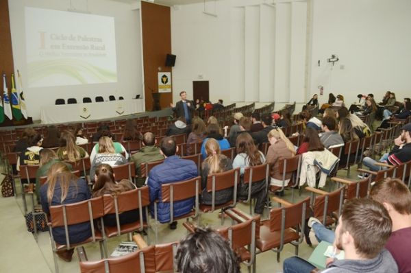 Unicentro: palestras discutem papel do veterin&aacute;rio 